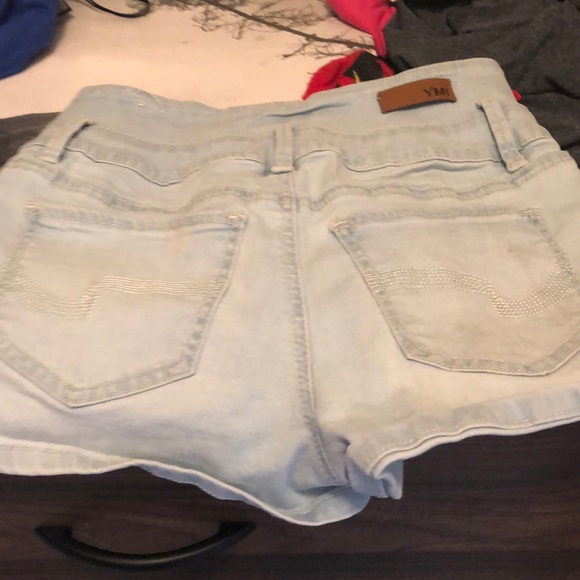 Light wash jean shorts - Picture 2 of 3